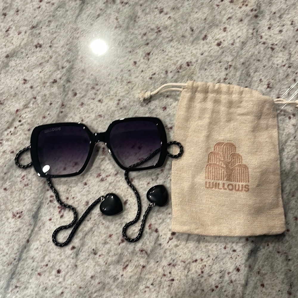 Willows sunglasses with obsidian hearts